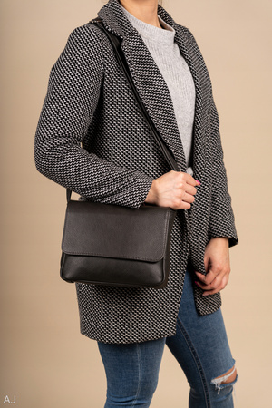 Torebka damska skórzana z klapką T-IW czarna